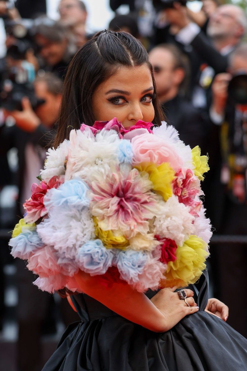 Shani_S_'s tweet photo. #AishwaryaRaiBachchan at #CannesFilmFestival https://t.co/oKQMRxsP1S