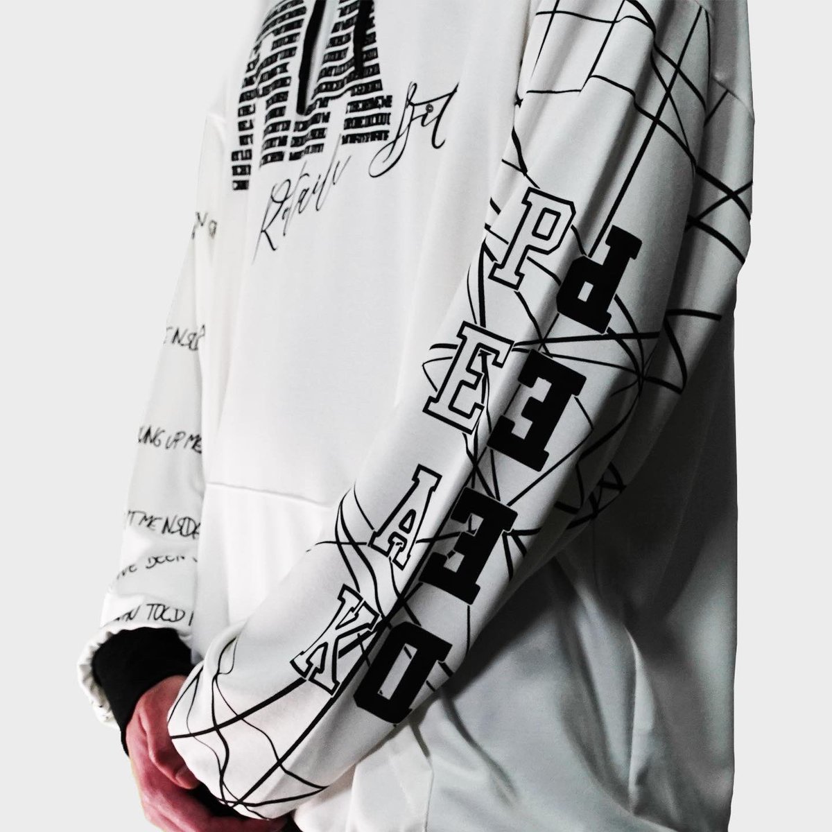 Yaz sezonunun üçüncü ürünü sizlerle!
🔥Yaz sıcakları için özel olarak ince pamuklu kumaştan üretilmiş ‘SYMBIOT HOODIE’🔥
🌪rotaileshop.com🌪