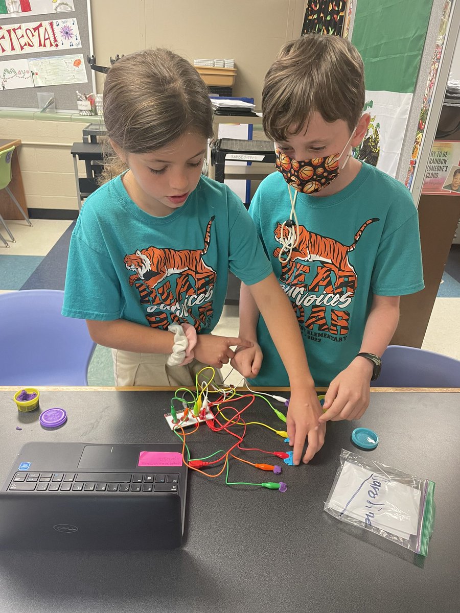 lisamramsey's tweet photo. Ending the year with @makeymakey and @Ozobot fun. @MNPSLearningTec @PPETigers https://t.co/6J2Hxu3mlv