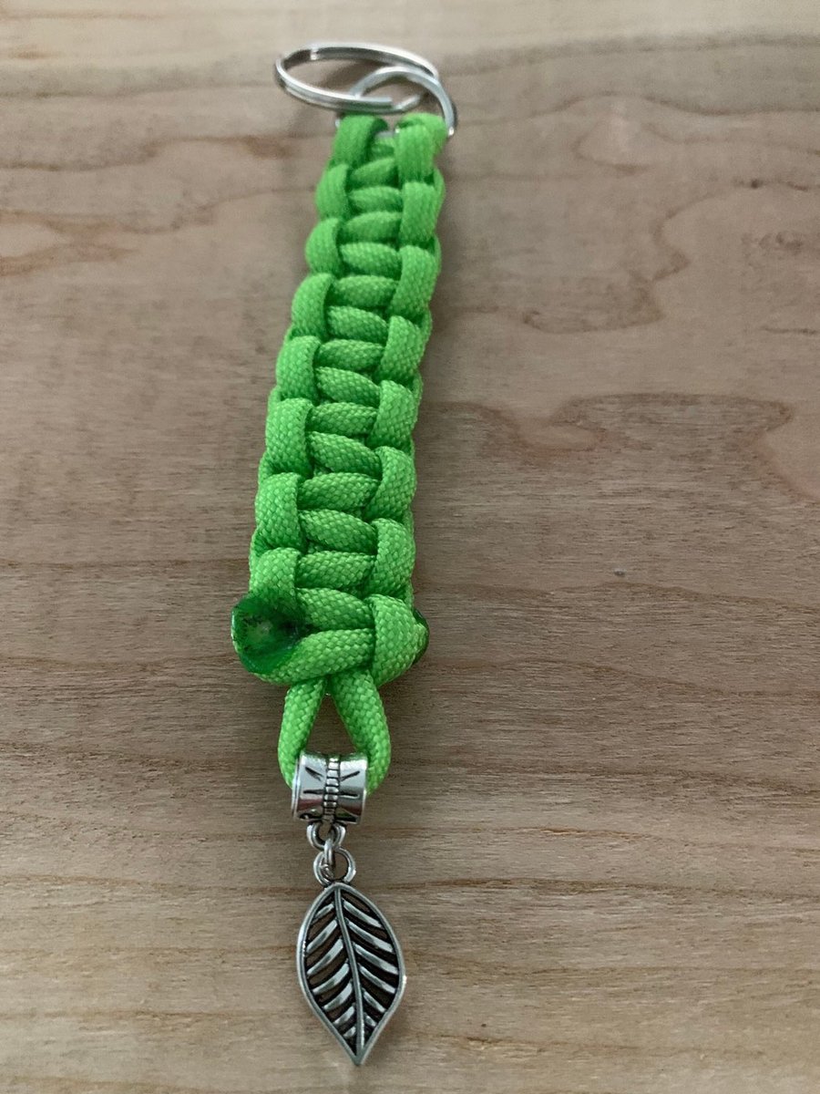 PeonyCreation's tweet photo. Ready to ship from my #etsy shop: Neon Green Metal “Leaf” Bead/Charm Paracord Key Chain #birthdaygift #beadedkeychain #giftkeychain #paracordkeychain #designerkeychain #carkeychain #housekeychain #keychainaccessories https://t.co/st6dLta1dZ https://t.co/iqSvFzataU
