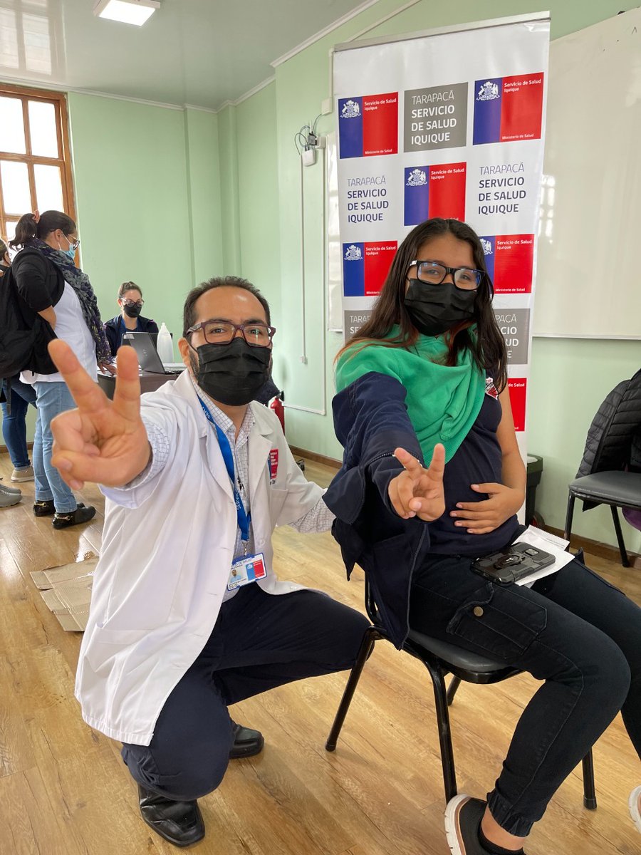 Saludtarapaca's tweet photo. #SeguimosCuidándonos Hoy viernes en el Liceo Bernardo O´Higgins y Colegio Inglés los equipos de #Vacunación de la red continúan con los operativos, para aumentar la cobertura  en menores de 18 años y protegerse del #COVID19 y la #Influenza #PonteAlDia ✌️ https://t.co/AzY9VZxszN