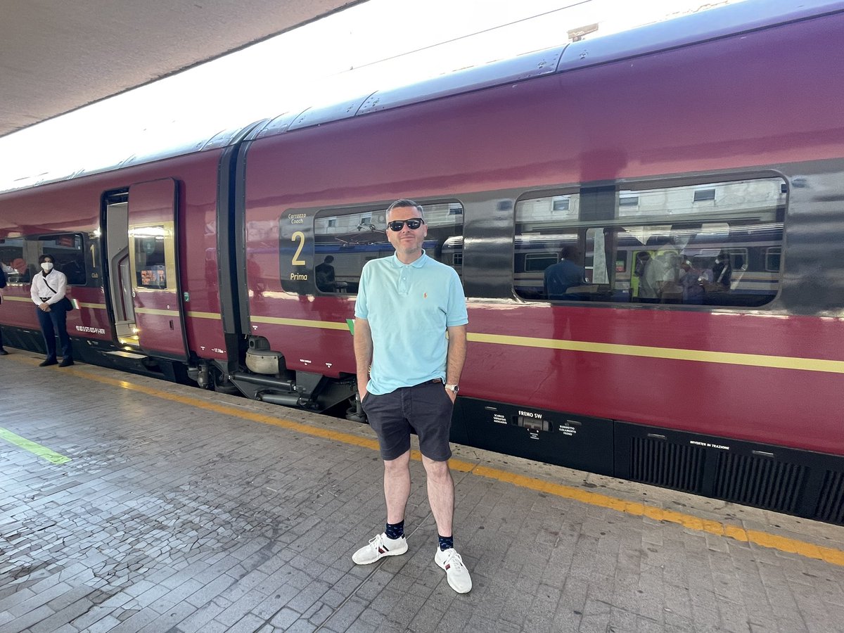MunchPudding's tweet photo. Distracted by flight cancellations, Mum forgot to send her #PostcardFromFlorence yesterday evening! My pawrents travelled from Bologna to Florence on the bullet train 🚄 🇮🇹😺 Ooh look at those nice Italian hedges! https://t.co/oP7g9go8Ud