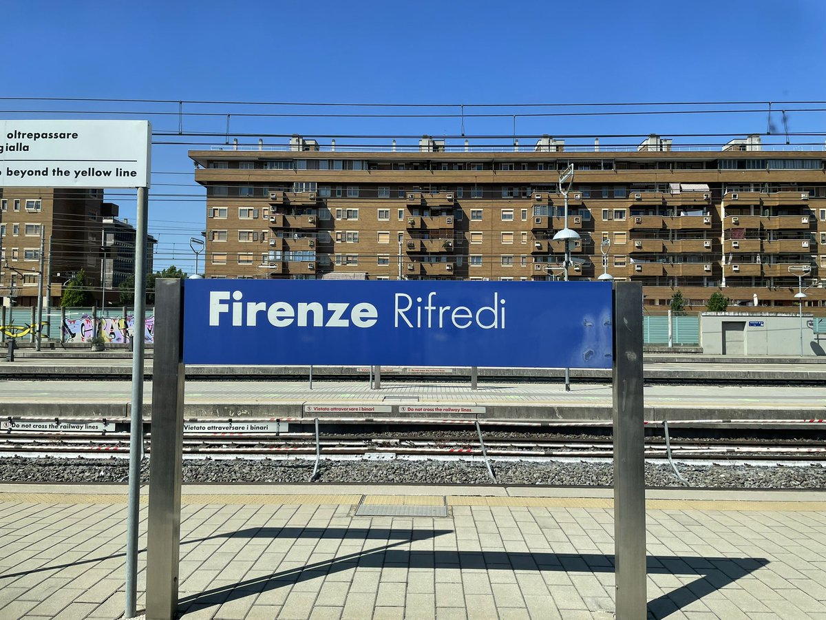 MunchPudding's tweet photo. Distracted by flight cancellations, Mum forgot to send her #PostcardFromFlorence yesterday evening! My pawrents travelled from Bologna to Florence on the bullet train 🚄 🇮🇹😺 Ooh look at those nice Italian hedges! https://t.co/oP7g9go8Ud