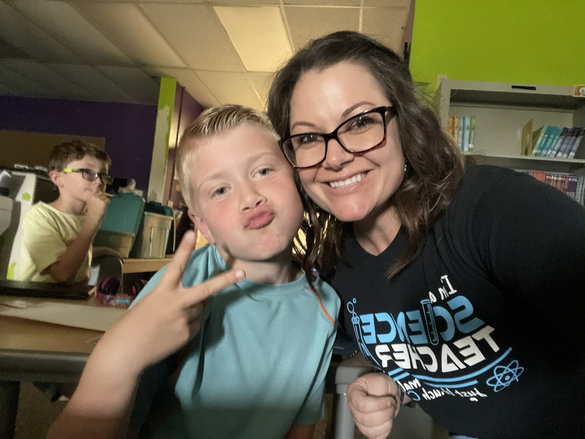 TheMrsRyder's tweet image. Got to guest teach today for @SheppardJets and it was so fun!!! #earthlayers #sciencerocks