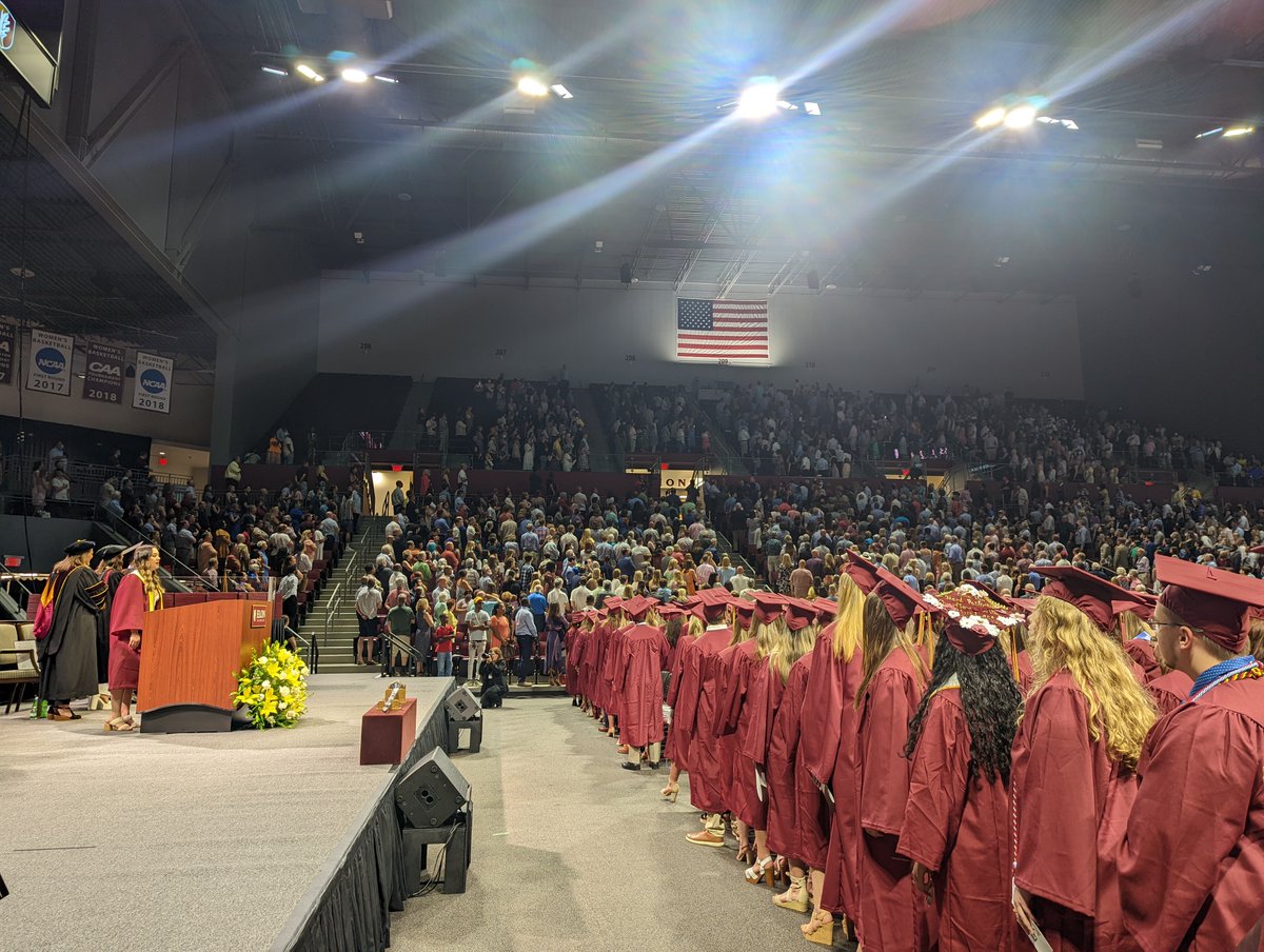 Sarah Poythress ’22 absolutely nailed it! What a beautiful Star-Spangled Banner. #ElonGrad #Elon22