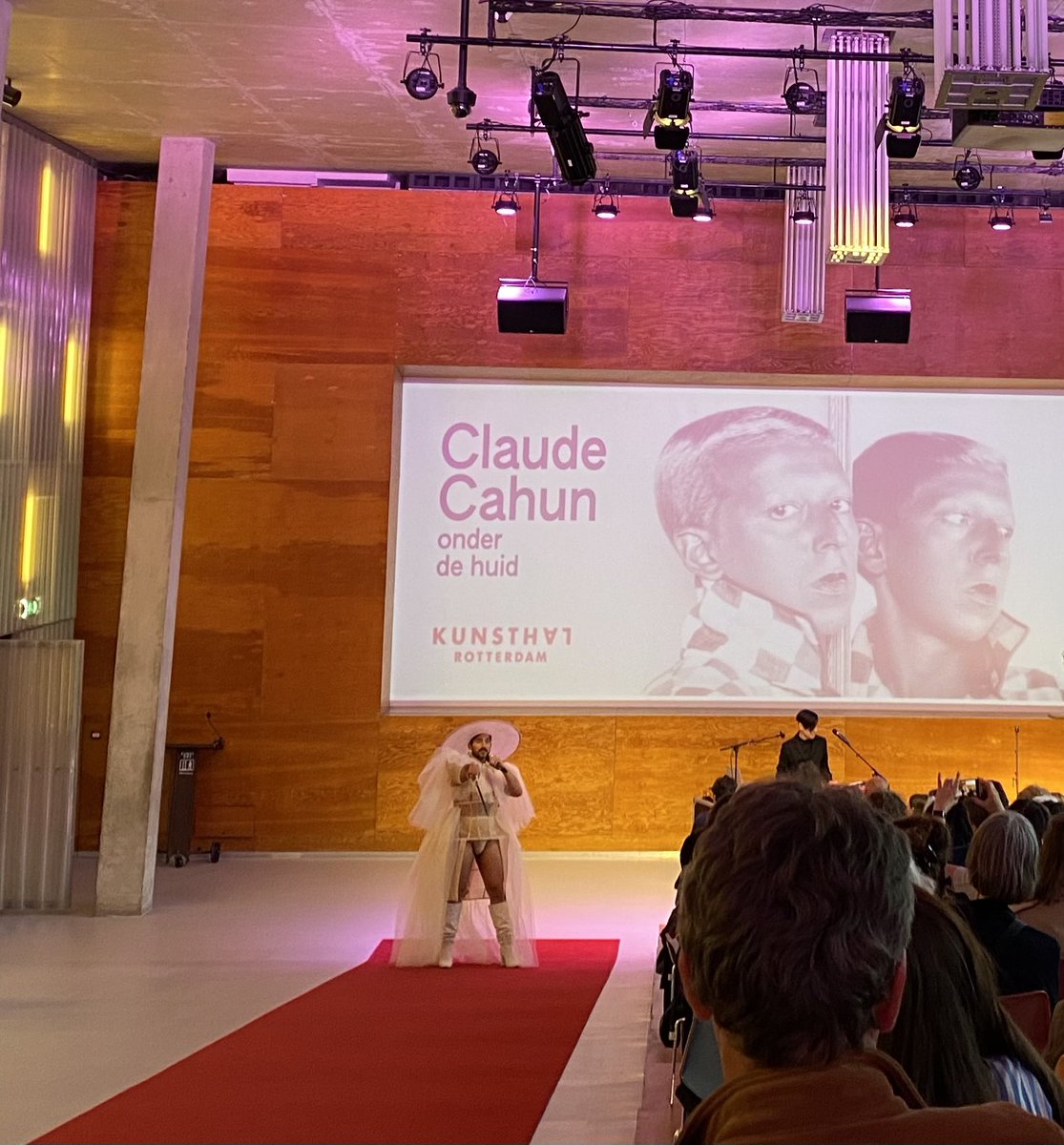 kunsthal's tweet photo. Feestelijke opening in de @kunsthal #claudecahun #onderdehuid door multidisciplinair artist @AriahLester_ 💜 #rotterdamartweek https://t.co/lIGB6U60Kv
