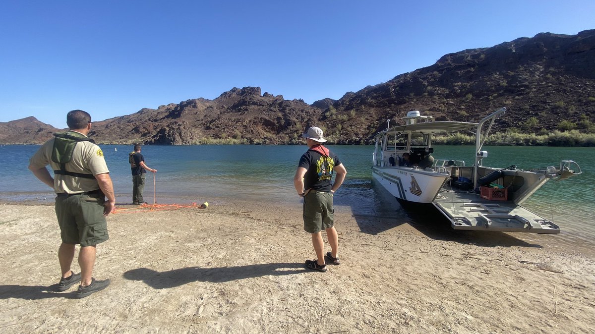 SBCSDDiveTeam's tweet photo. Sheriff’s Dive Team team conducting Dive Rescue 1 class in Steamboat cove on Havasu. This training certifies divers as public safety divers ensuring highest level of safety and best practices are followed. 4 new members graduated. Congratulations and welcome aboard!👏 https://t.co/7lyX0qpZt6