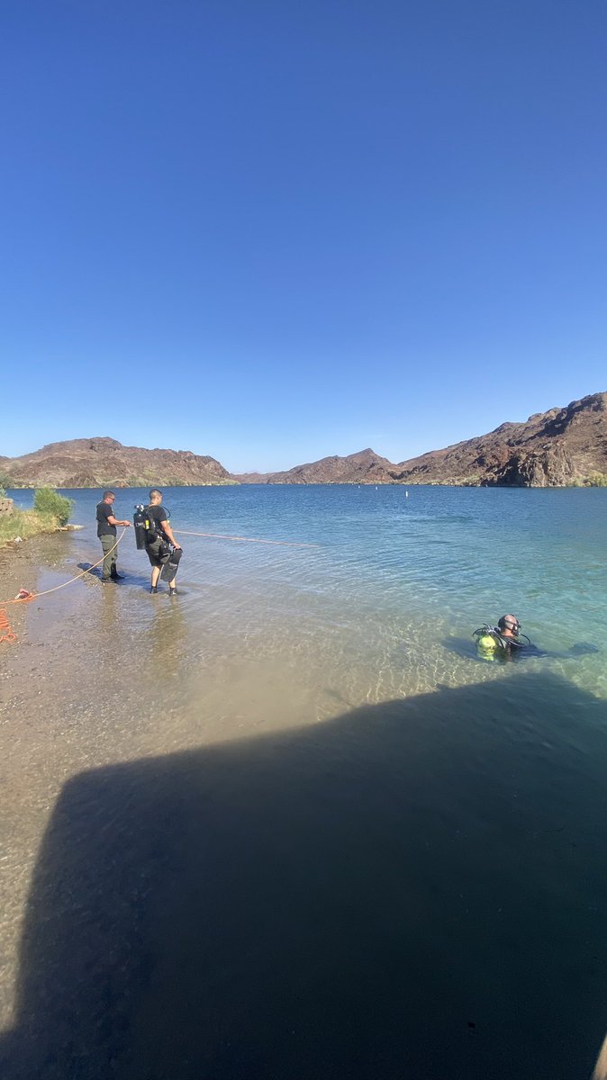 SBCSDDiveTeam's tweet photo. Sheriff’s Dive Team team conducting Dive Rescue 1 class in Steamboat cove on Havasu. This training certifies divers as public safety divers ensuring highest level of safety and best practices are followed. 4 new members graduated. Congratulations and welcome aboard!👏 https://t.co/7lyX0qpZt6