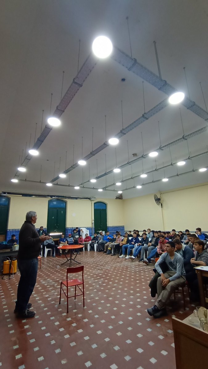 pjuliocesarsdb's tweet photo. Nos acompañó el Ing. Agr. Pablo Méndez de @TwitCASAFE "evangelizándonos" sobre las BPA (Buenas Prácticas Agrícolas), en el uso y manejo responsable de fitosanitarios. Gracias por esta capacitación teórico-práctica hoy. https://t.co/BCMwwueMbL