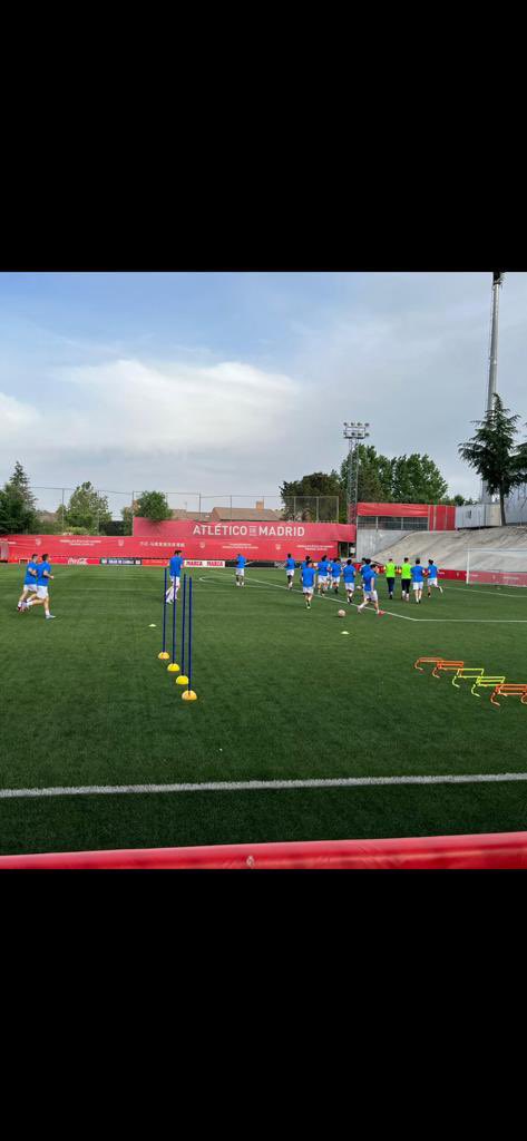 adllerenenseof's tweet photo. El equipo ya está en Madrid entrenando en la Ciudad Deportiva Wanda Atletico de Madrid. Aprovechamos para agradecer al @Atleti la cesión de sus instalaciones para que podamos preparar la Final de mañana.

Muchas gracias 😊 https://t.co/0aC6Jzo0sR