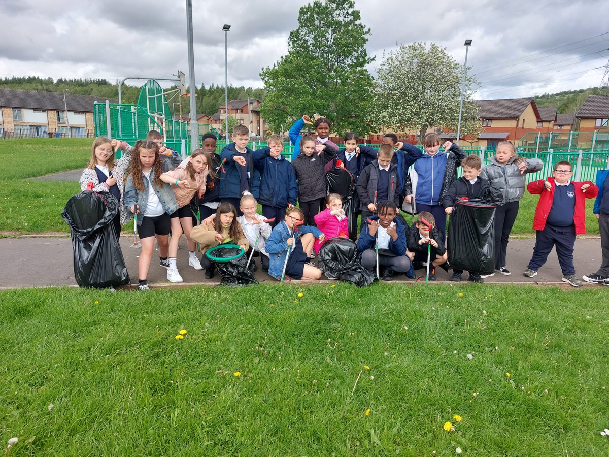 Litter picking in the local park today 👏🏼 #healthweek <a href="/DrumchapelTidy/">Keep Drumchapel Tidy</a> @KSBScotland