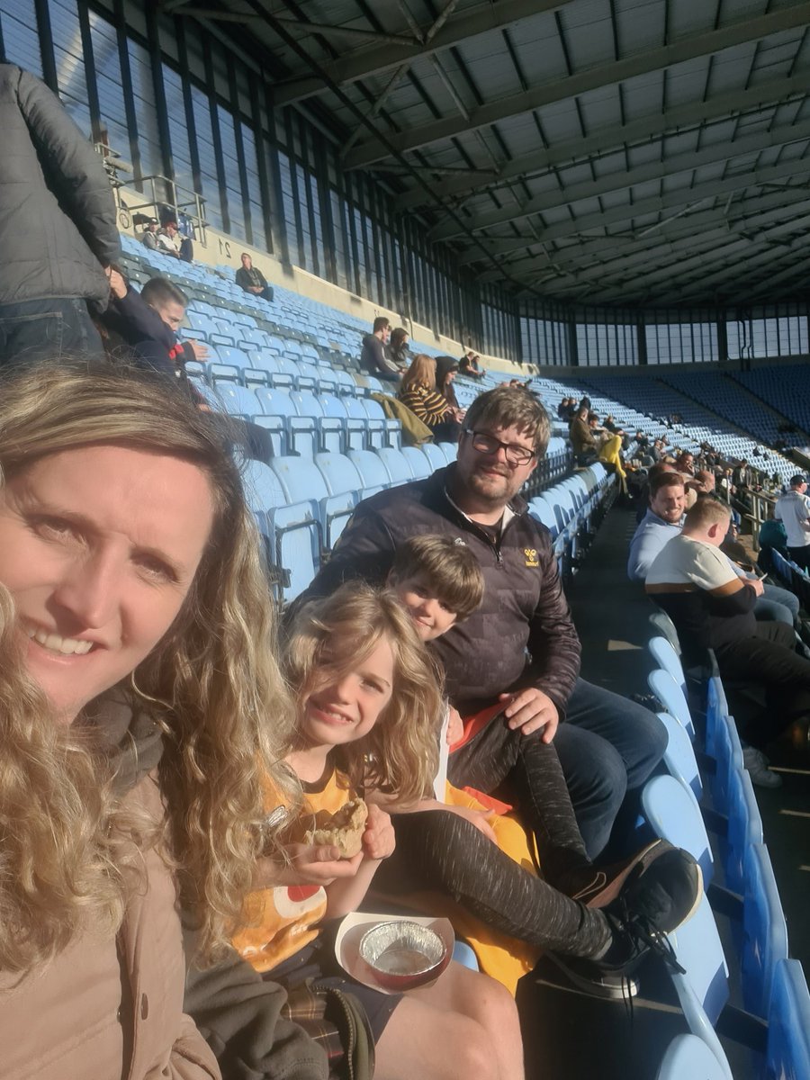 KelliJannaway's tweet photo. Ready for @WaspsRugby vs @SaleSharksRugby 
Come on you Wasps!
#CBSFanWall https://t.co/Ex6WHoGkzW