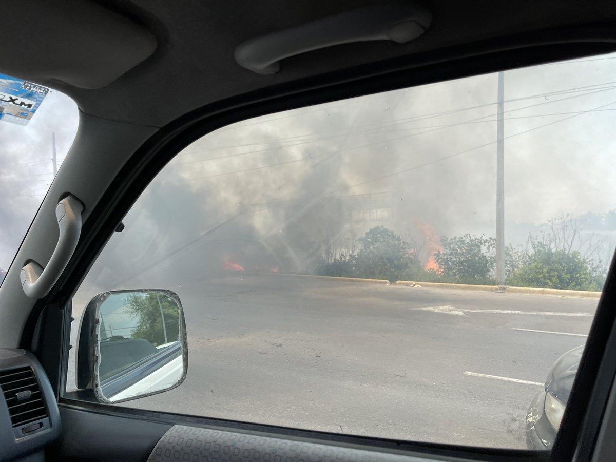 iFGAP's tweet photo. Incendio en lote a un lado de M Alemán esquina con López Mateos. Apodaca NL. La visibilidad es poca. @_LASNOTICIASMTY https://t.co/xhKNp1jzNi