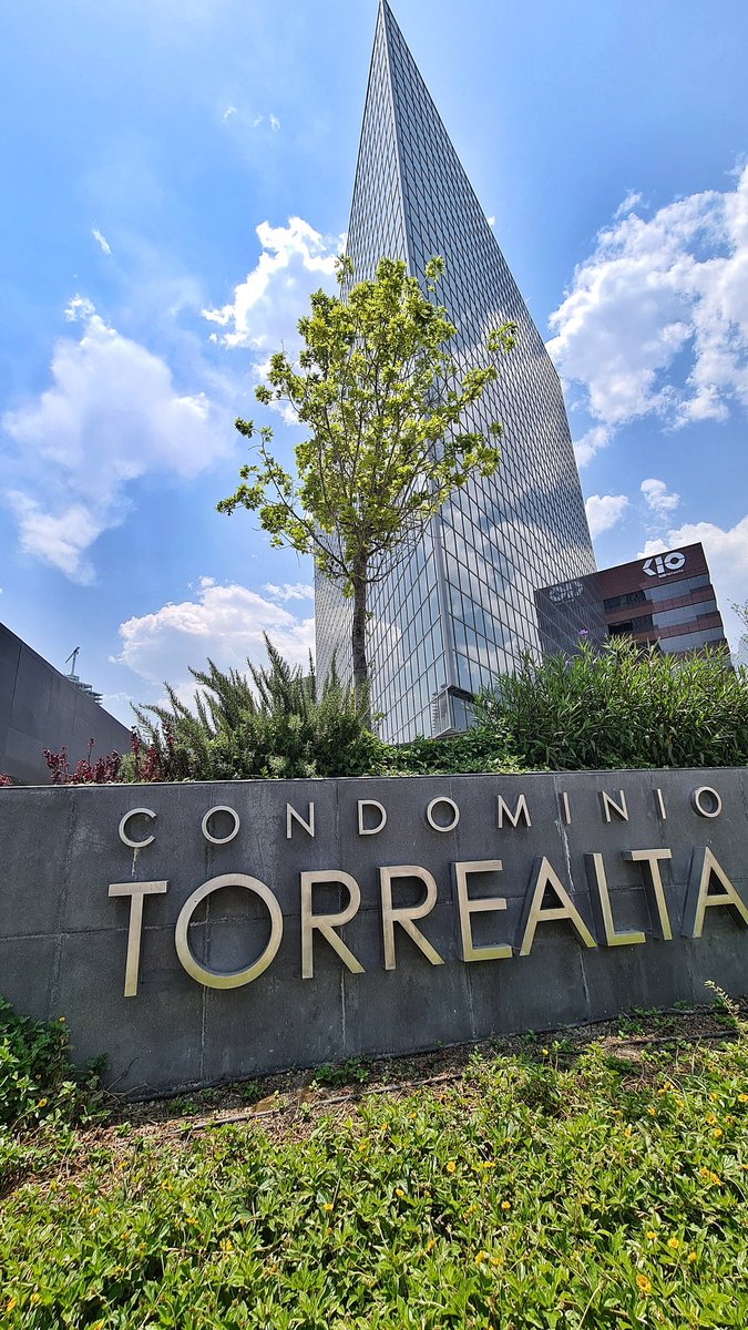 JRPalaciosChapa's tweet photo. Cuando estudiaba Economía, aquí me tocó hacer mi servicio social, en el ùltimo piso, en #Banamex ... luego me quedé a jalar 1 año más.
Además, abajo estaba el #Privatt.
Driving down memory lane. https://t.co/nzqYaH4Xl3