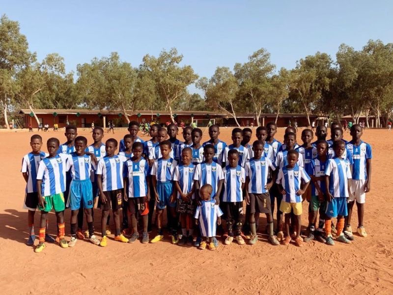 AfricaFutbolera's tweet photo. 👏🏼 El futbolista @Sergio4Glez junto con el @CDLeganes y @afutsol han enviado material del club madrileño a Guinea-Bissau.

El amor y los colores del Leganés se extienden 💙 https://t.co/HSi4iH9ZnY