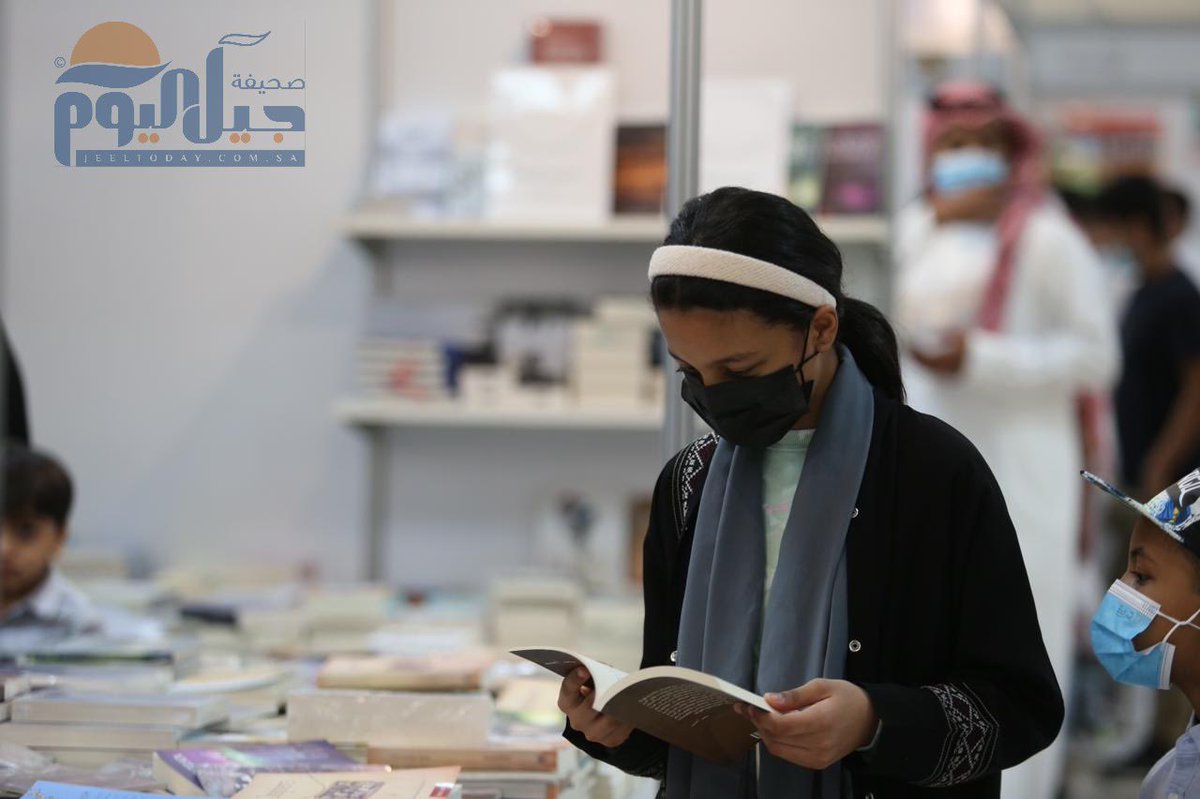 jeeltoday's tweet photo. #يحدث_الان | #جيل_اليوم_الجبيل | زوار #معرض_الجبيل_الاول_للكتاب يستمتعون بأركان المعرض المنوعة ، ولقاء ثقافي للدكتورة الشاعرة مستورة العرابي @mm_ma16 . 
تصوير | علي الحوطي @uniqueboy_12 
#الجبيل #الجبيل_الصناعية #الجبيل_اليوم #جيل_اليوم @socialRCjubail 
https://t.co/YBEOLHEVzB https://t.co/7xIMHJiZ2b
