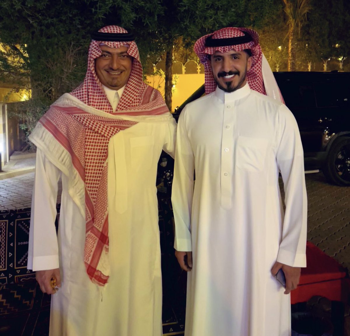 3un_9's tweet photo. خلفية الجوال ماهيب صوره ؟
إلها ثلاث شهور من دون عنوان 

فيها الامير الي مسجل حضوره 
في صفحة التاريخ ببحور واوزان 

دون الوطن مشيوف بالعين دوره
سيف الشعر مسلول في كل الازمان

وقلوب عشاق الهوى ما تبوره 
على[ العنا ]ياكم ذرفن الاعيان !

@saudpoet 
عون. https://t.co/NQWyEirAya