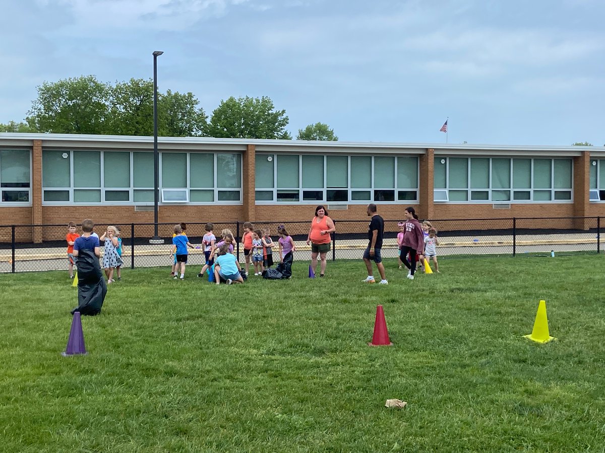 RoadrunnerROCKS's tweet photo. Field Day for grades 4, 3 & K! Just a little rain but turned out great. Our kids had a great time!
#weachools https://t.co/YwEb4bTg4J