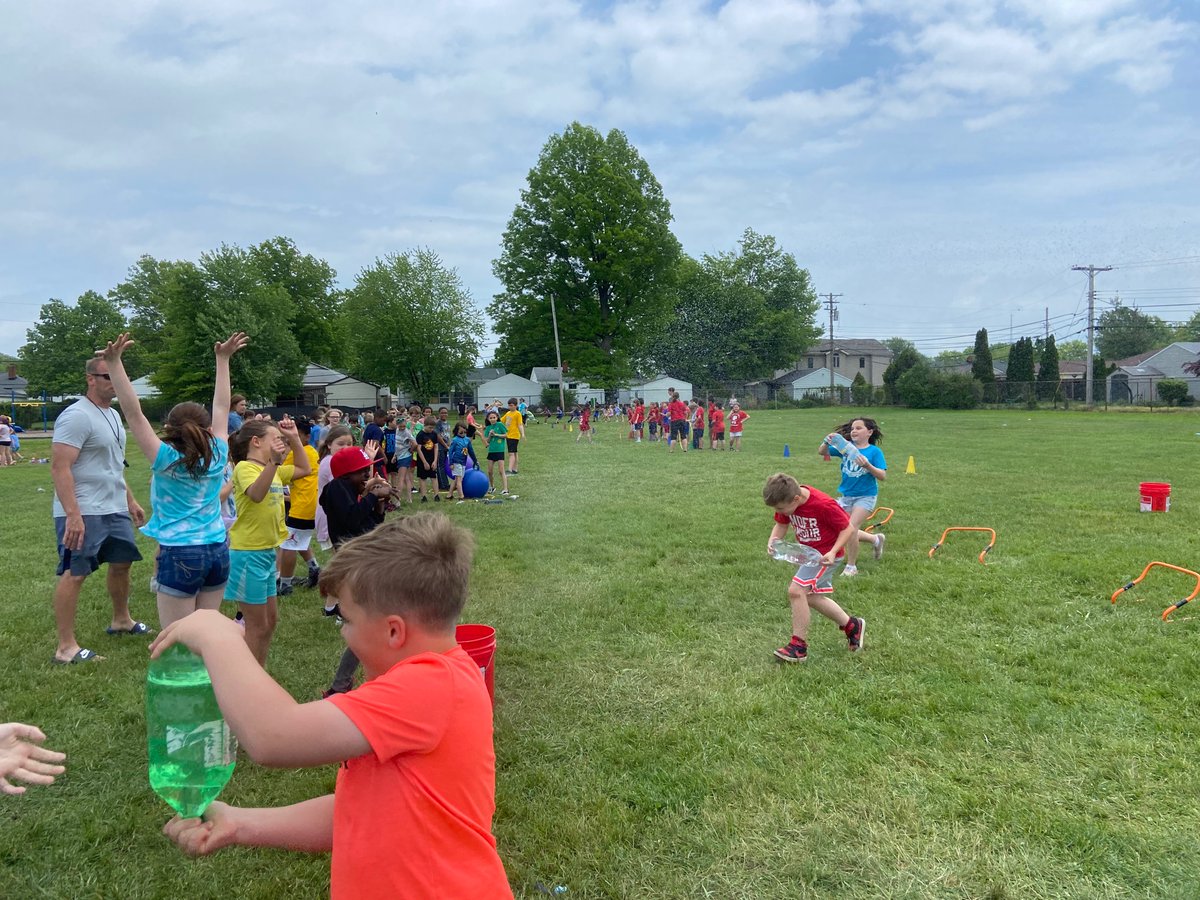 RoadrunnerROCKS's tweet photo. Field Day for grades 4, 3 & K! Just a little rain but turned out great. Our kids had a great time!
#weachools https://t.co/YwEb4bTg4J
