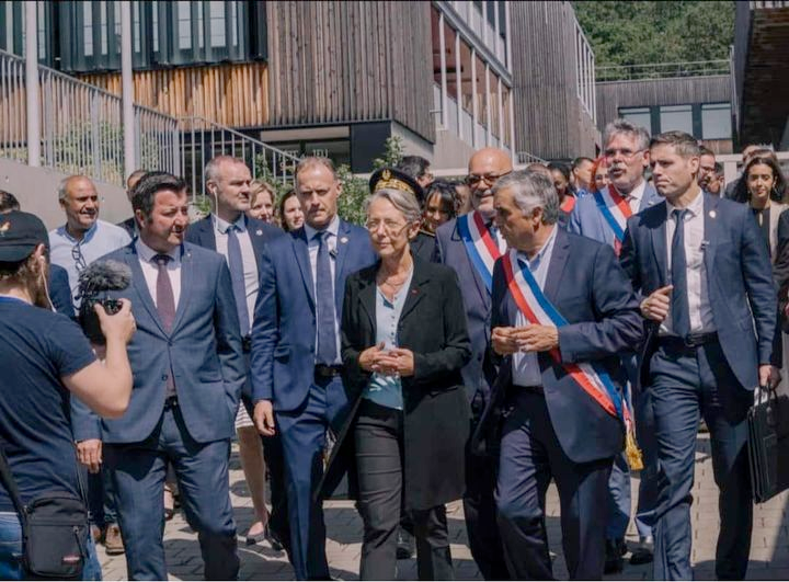 ELIAROSARIO6's tweet photo. Le Monde : « Pour son premier déplacement, Elisabeth Borne vante l’émancipation des femmes ».

Faut-il en rire ou en pleurer ? https://t.co/OFxvm9ppbp