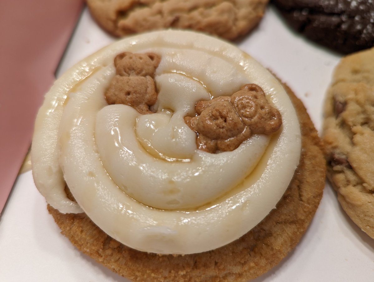 GadgetsSpec's tweet photo. My very first time at @CrumblCookies  and OMG!!! Yo!! Where have you been all my life? This was shot on the @madebygoogle Pixel 6 Pro. #TeamCookies #TeamPixel #Cookies  #GiftfromGoogle #HappyFriday https://t.co/8yGOajfbjm