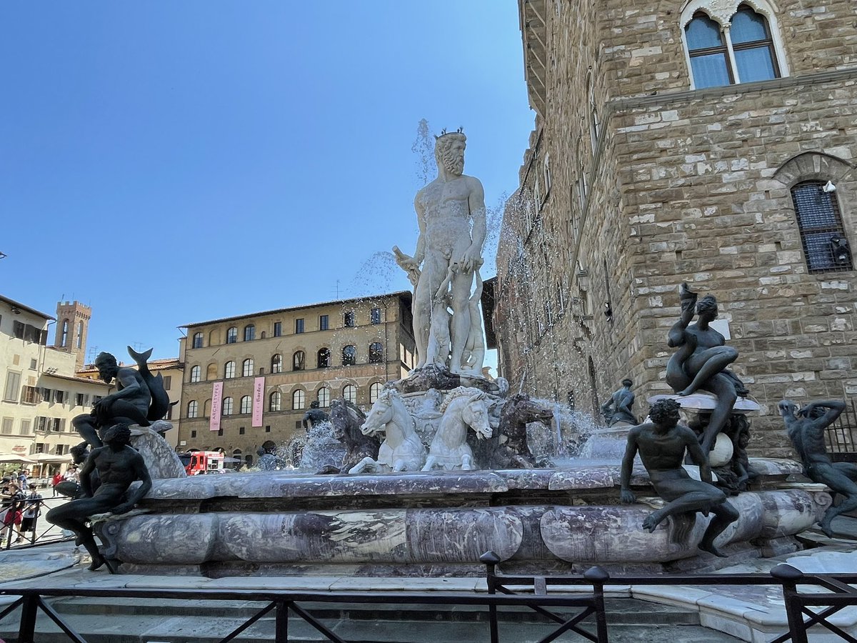MunchPudding's tweet photo. #PostcardFromFlorence 😺🇮🇹☀️ Palace Vecchio &amp; the Fountain of Neptune ⛲️ 😺🇮🇹☀️ https://t.co/zgbPvzLzyo