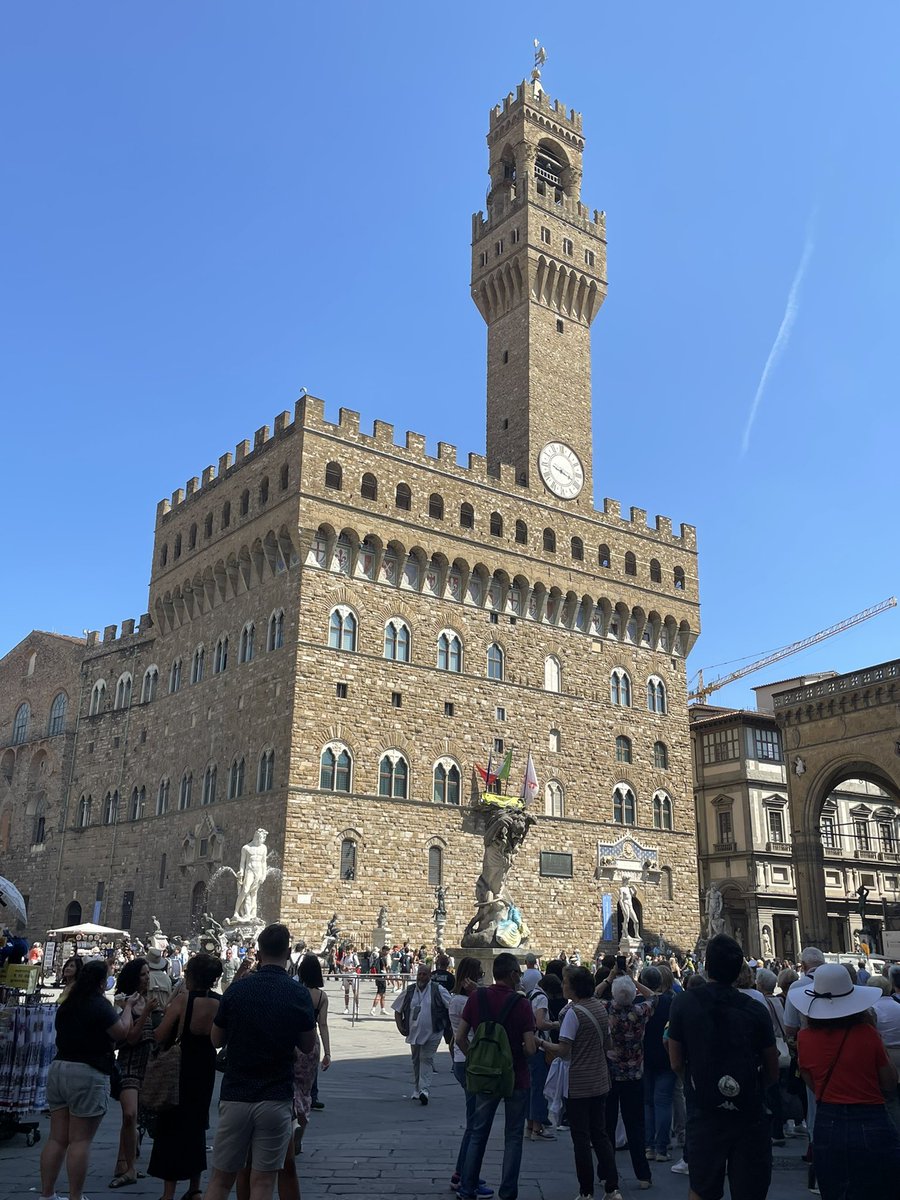 MunchPudding's tweet photo. #PostcardFromFlorence 😺🇮🇹☀️ Palace Vecchio &amp; the Fountain of Neptune ⛲️ 😺🇮🇹☀️ https://t.co/zgbPvzLzyo