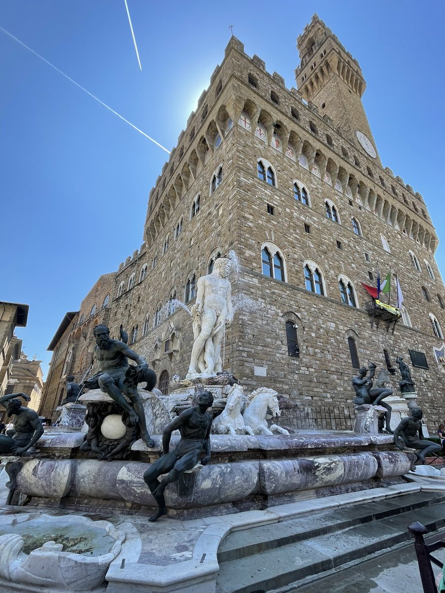 MunchPudding's tweet photo. #PostcardFromFlorence 😺🇮🇹☀️ Palace Vecchio &amp; the Fountain of Neptune ⛲️ 😺🇮🇹☀️ https://t.co/zgbPvzLzyo