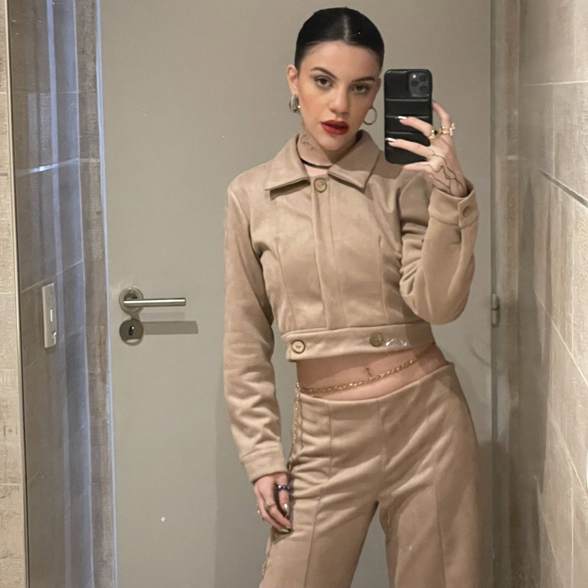 cynicalsoul___'s tweet image. mi abuela me hizo este look de prada 1992 y me siento rica famosa y adinerada