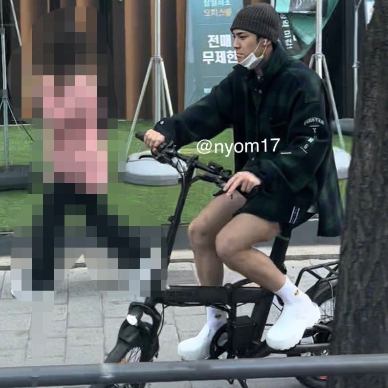 KimMingyuBrasil's tweet image. [📸] FLAGRA!!! 

Idol coreano da banda de kpop SEVENTEEN, Kim Mingyu, foi flagrado nas ruas de Seoul andando em sua bicicleta com um look questionável. 🚴🏼‍♂️
©️nyom17_