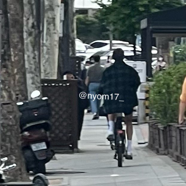 KimMingyuBrasil's tweet image. [📸] FLAGRA!!! 

Idol coreano da banda de kpop SEVENTEEN, Kim Mingyu, foi flagrado nas ruas de Seoul andando em sua bicicleta com um look questionável. 🚴🏼‍♂️
©️nyom17_