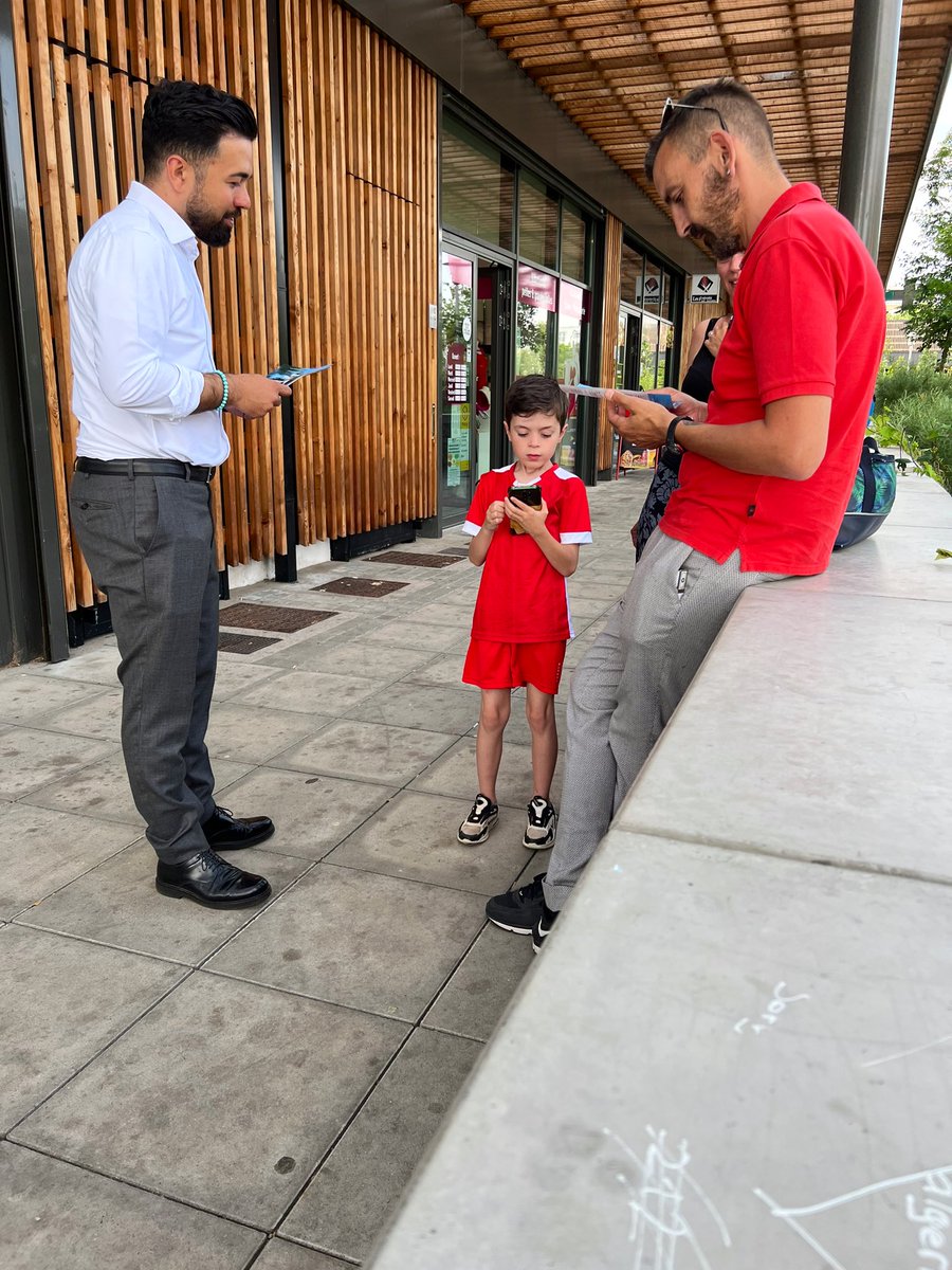 ErgunToparslan's tweet photo. Tractage et échanges aujourd’hui à #Maxeville l’occasion de présenter nos engagements en matière d’emploi et de sécurité #AvecVous #circo5406 https://t.co/u6gCjthJ2e