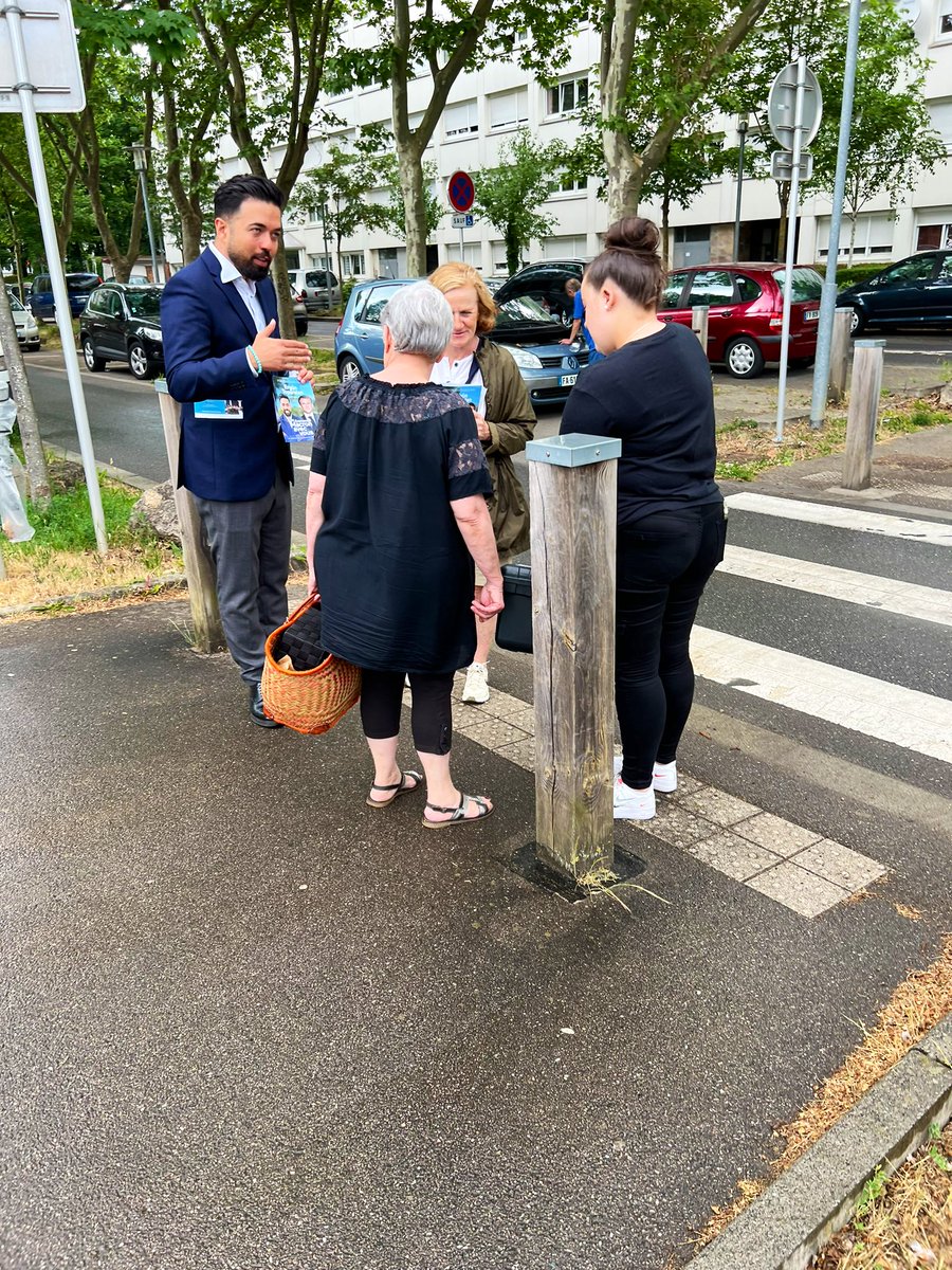 ErgunToparslan's tweet photo. Tractage et échanges aujourd’hui à #Maxeville l’occasion de présenter nos engagements en matière d’emploi et de sécurité #AvecVous #circo5406 https://t.co/u6gCjthJ2e