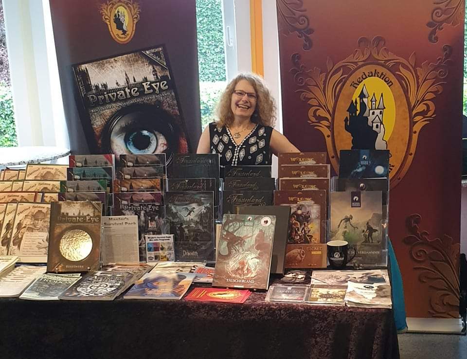 Heute mit der <a href="/NiederrheinCon/">NiederrheinCon (inaktiv)</a> begonnen am Stand von <a href="/RedaktionP/">Redaktion Phantastik</a> mit <a href="/SchluterSylvia/">Sylvia Schlüter</a>.
In der Nähe sind auch <a href="/SilentPat/">Uhrwerk Verlag</a>, <a href="/SystemMatters/">System Matters</a>, <a href="/NerdYvis/">Yvis Nerd And Geek World</a>, @Neresar, <a href="/JaegersNet/">Michael L🇺🇦 Jaegers</a> und viele andere.
Kommt doch morgen mal vorbei im ND-Jugendzentrum in Dinslaken.