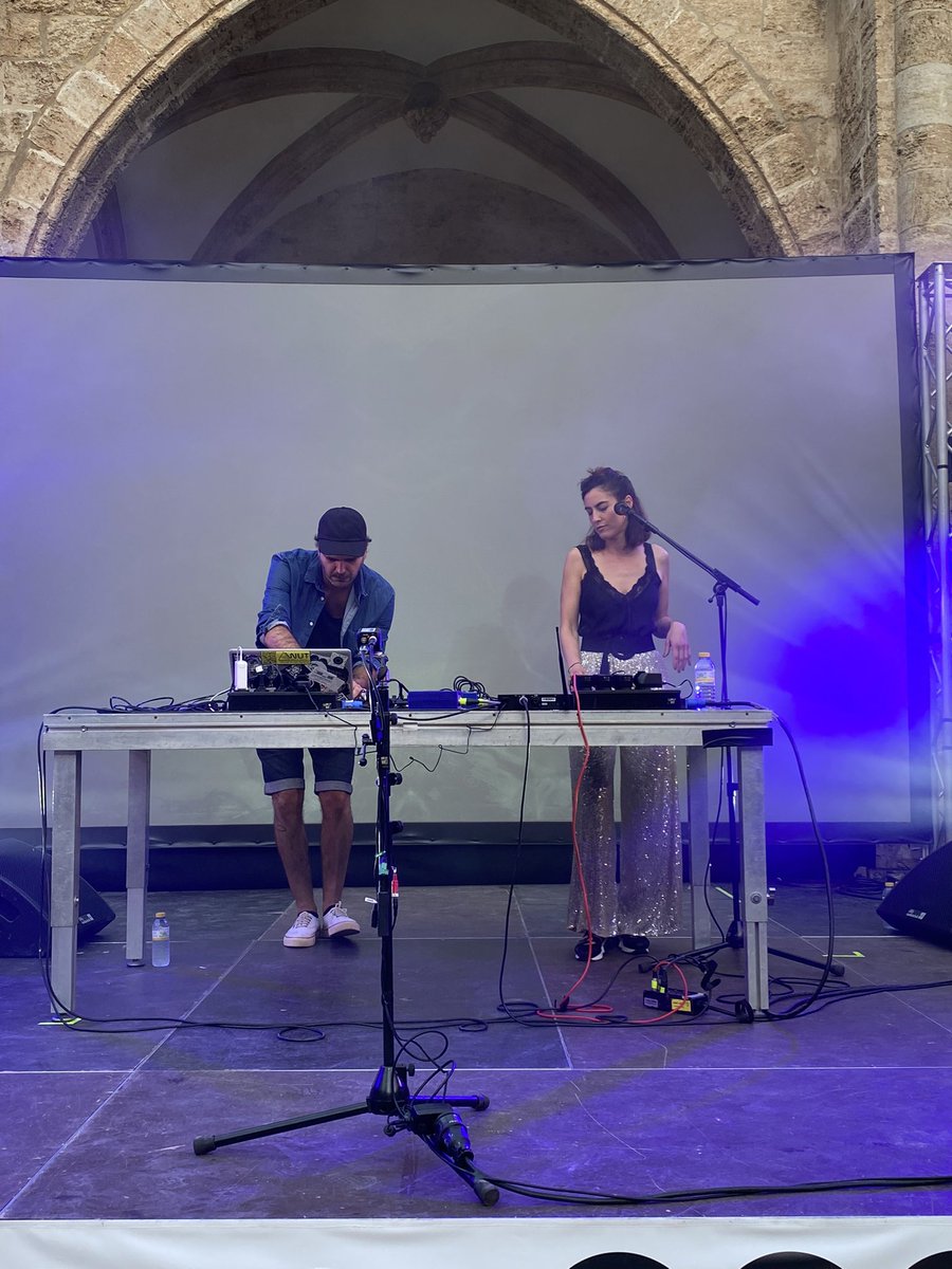 Sonorasmusic's tweet photo. 💥💥💥 Damos inicio a #SONORASIV de la mano de SHE KNOWS
⚡️ Nos hipnotiza su manera de hacer vibrar el Claustro Gótico de @centredelcarme
¡Esto es solo el principio! 🖤⛓✨ https://t.co/miVELZRMCS