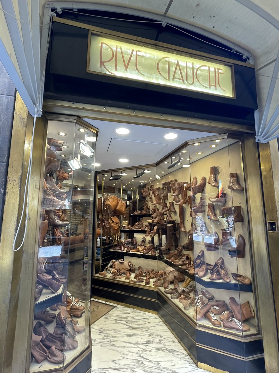 MunchPudding's tweet photo. #PostcardFromFlorence 😺🇮🇹☀️ Posh shops, leather shops &amp; Gelato! Yum yum! 🍨 https://t.co/JngUIrcMau