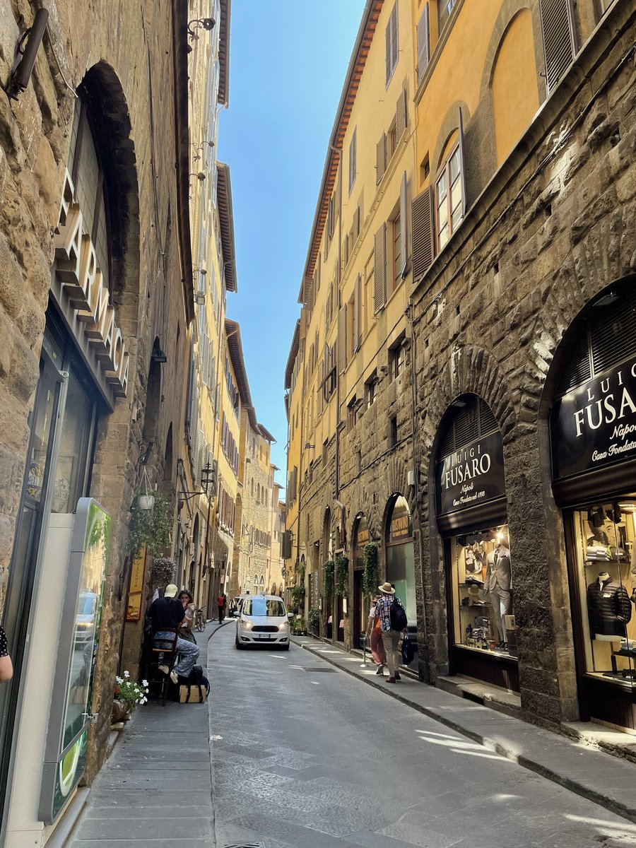MunchPudding's tweet photo. #PostcardFromFlorence 😺🇮🇹☀️ Posh shops, leather shops &amp; Gelato! Yum yum! 🍨 https://t.co/JngUIrcMau