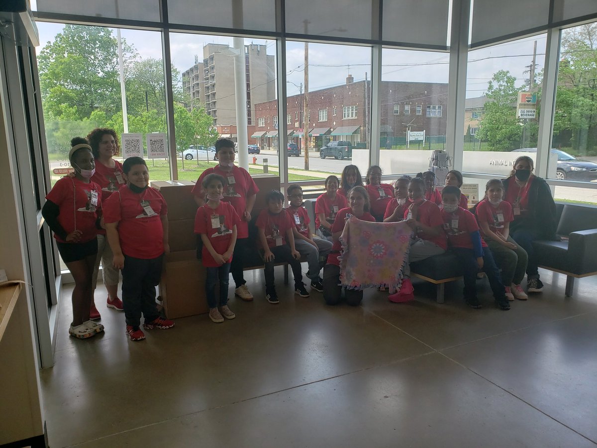 EricGordon_CEO's tweet photo. Today the @CLEMetroSchools @MarionCSeltzer Pup Star Readers made their final visit of the year to @CityDogsCLE to read to their dogs. Great way to develop reading skills &amp; confidence. They also brought 100 dog blankets they made to say "thanks for listening"! #CelebrateCMSD https://t.co/sUkzza19JC