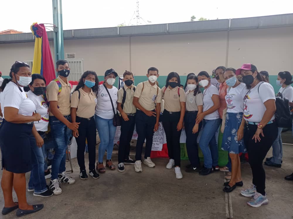 educaraguamcpo1's tweet photo. EL DIA DE HOY SE LLEVO A CABO EN LA UEE JOSE ANGEL LAMAS LA FERIA SOCIO PRODUCTIVA EN LA CUAL SE DIERON CITA LAS INSTITUCIONES EDUCATIVAS DEL #MPOLIBERTADOR PARTICIPANDO EN EL PROGRAMA MANOS A LA SIEMBRA. #Aragua @NicolasMaduro @_LaAvanzadora @Soykarinacarpio @leoalvacabrera https://t.co/rg7HRqjTjJ