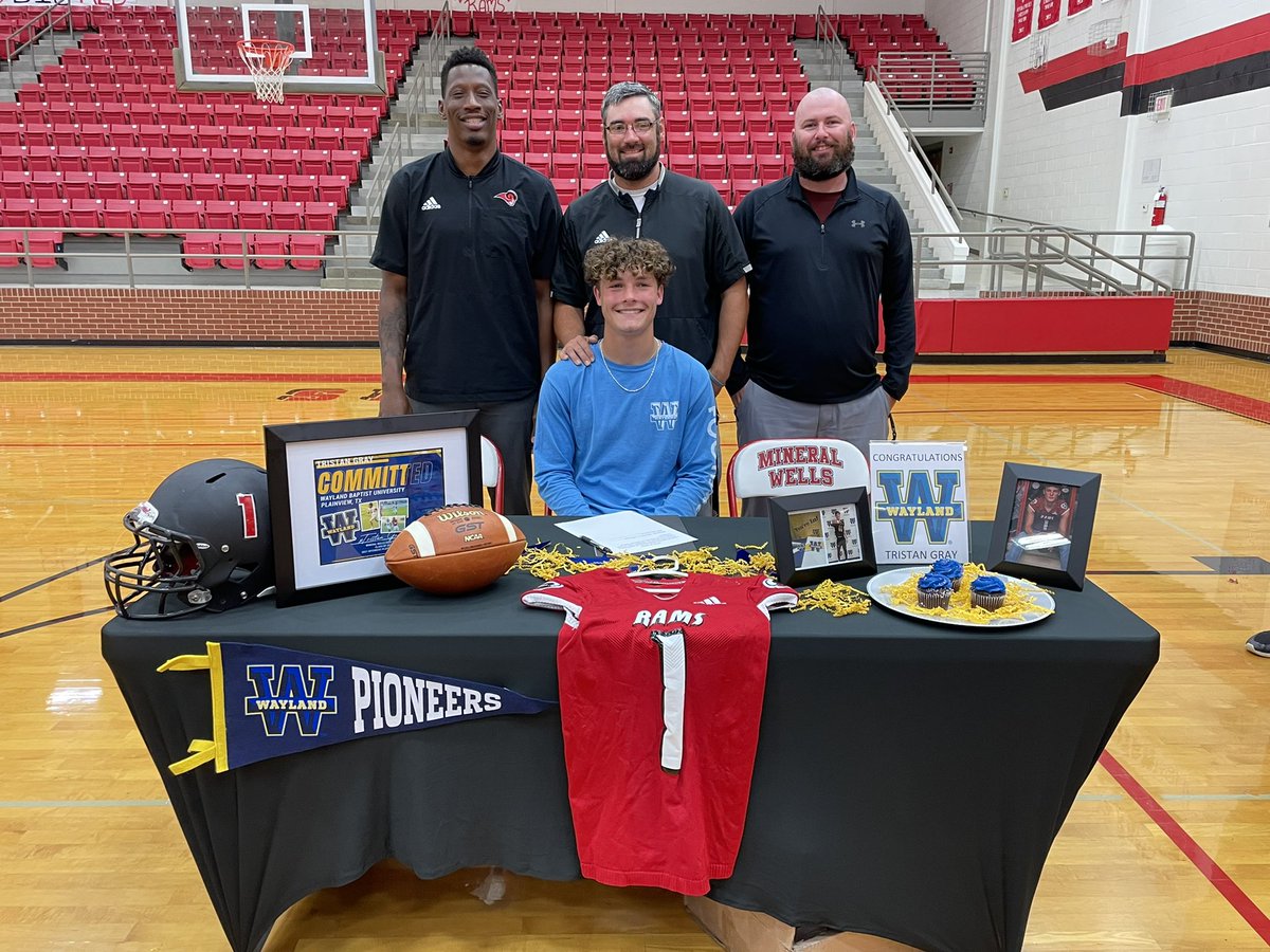 TristanGray1107's tweet photo. OFFICIAL COMMIT @WBUFootball 🟡🔵 https://t.co/QegHaNuFAM