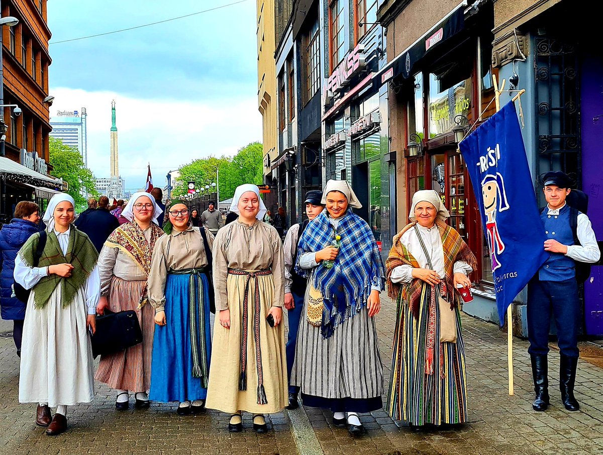 RitaEvaNa's tweet image. Burvīgās dāmas pa ceļam uz demonstrāciju. Nevarēju atturēties!