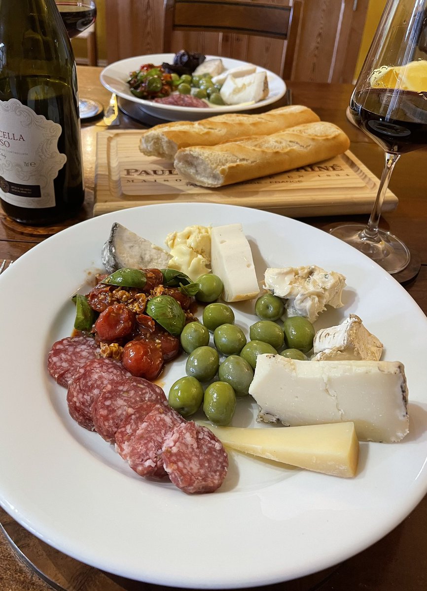 robcsmith1's tweet photo. Friday night isโฆ. cookโs night off! #antipasto with a home created compote of chargrilledcherry tomatoes with date syrup homegrown basil and Kentish walnuts #fromage #foodie #formaggio #trufflepecorino #kileen #briedemeaux #valpolicello #ripasso #roma https://t.co/vCh1D2i2dU