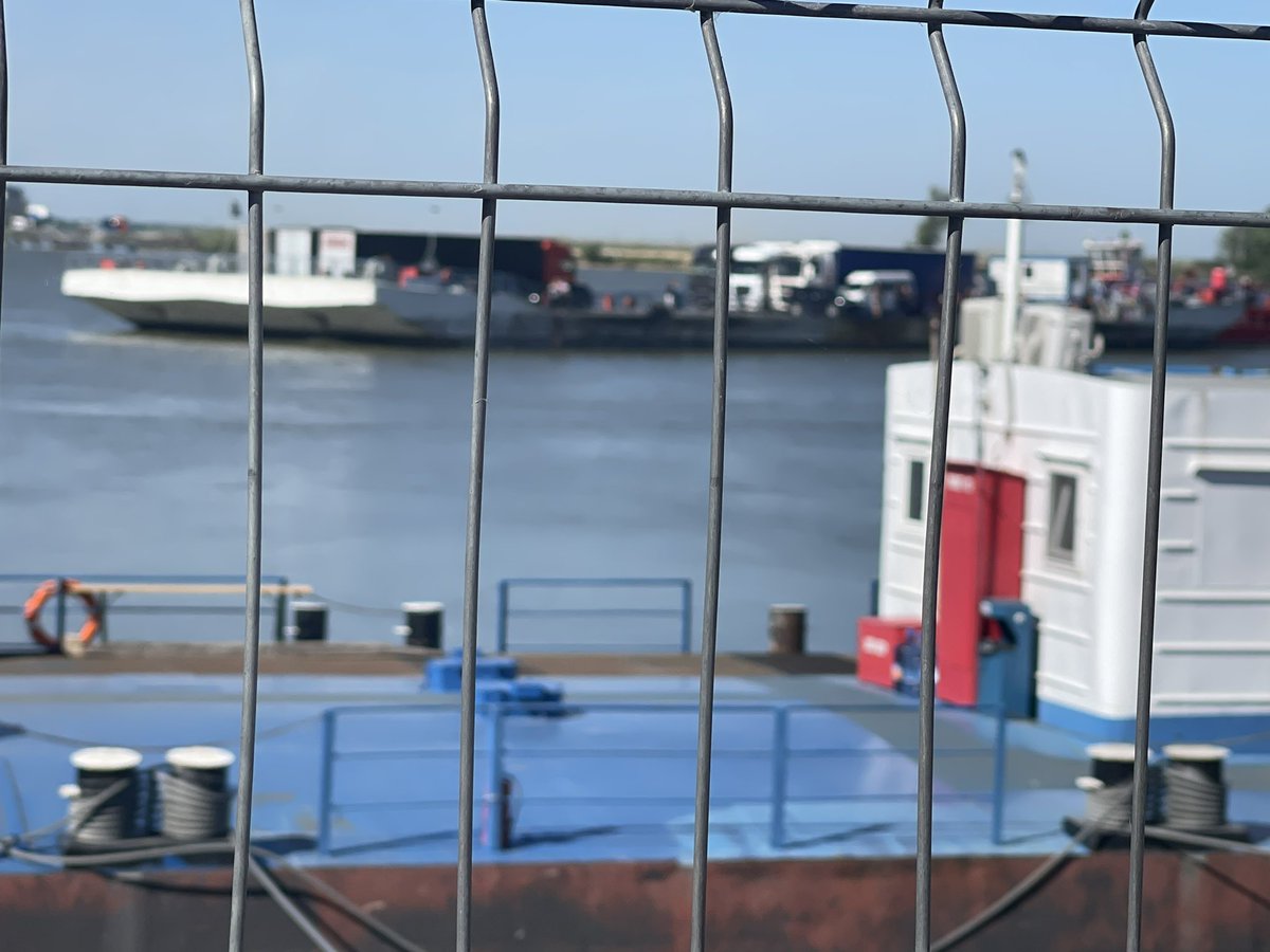 senateurJGM's tweet photo. #Roumanie 8 heures de route auj pour observer à #Isaccea l’excellence de la gestion des flux et de l’accueil des réfugiés ukrainiens via un bac sur le #Danube. Bravo à #IGSU, police aux frontières🇷🇴, ONG, Frontex, personnel médical, pompiers et volontaires, dont bcp de Français👍 https://t.co/qay9ZieRUx