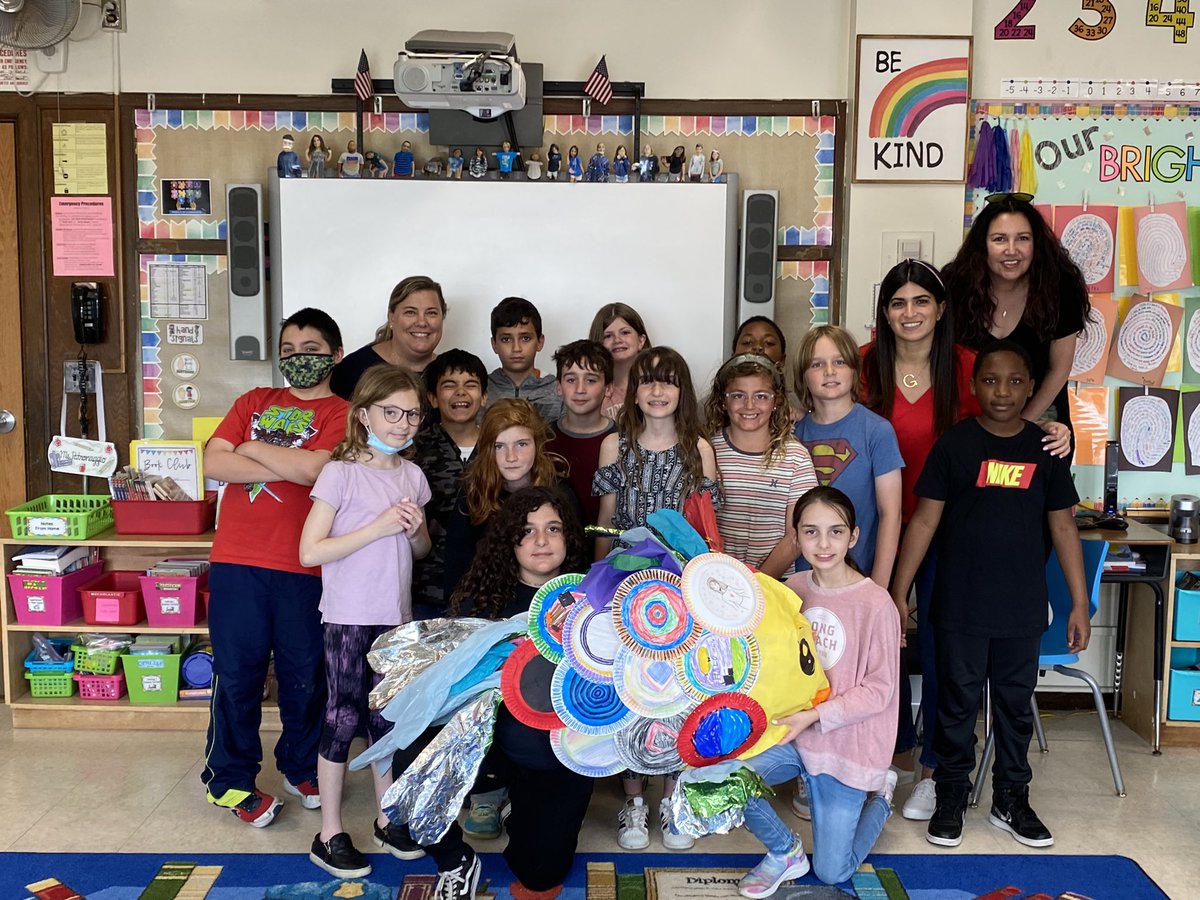 C is for Craft Day! We are each our own “scale” and together make a beautiful fish 🐠❤️ Thank you to our craft wizard Mrs. Lapi for helping!  #ABCountdown2022 #ProudtobeLB <a href="/jslearning/">Jeanine Sofield</a> <a href="/24Kath/">Kathy Connolly</a> <a href="/CZawatson/">Cristine Zawatson</a>