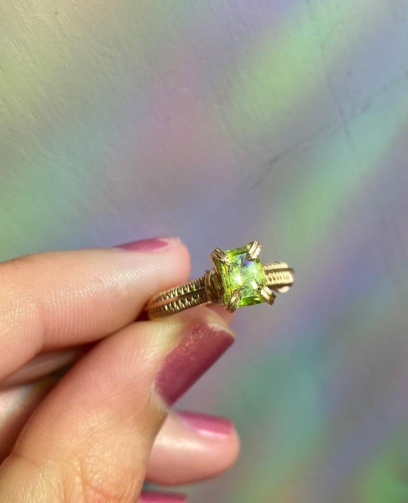 lmr_vrt's tweet photo. A peridot ring I made for myself 🌱🌿🪷
#wirewrap #wirewrappedring #handmadejewelry #wirering #peridot #crystalring #goldring https://t.co/hmAFG8maym