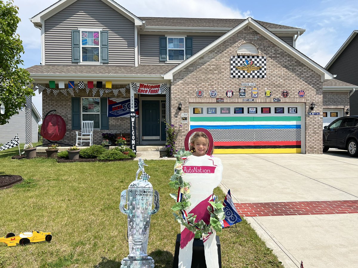 zonderclassnews's tweet photo. Even with the wind, we finished our #SpectacleofHomes decorations this morning! We have some cars painted with their #Indy500 liveries, & have signs with names of all 33 @IndyCar drivers in our windows! #ThisIsMay @IMS ❤️🏁🏎 https://t.co/z0gV2O57H5