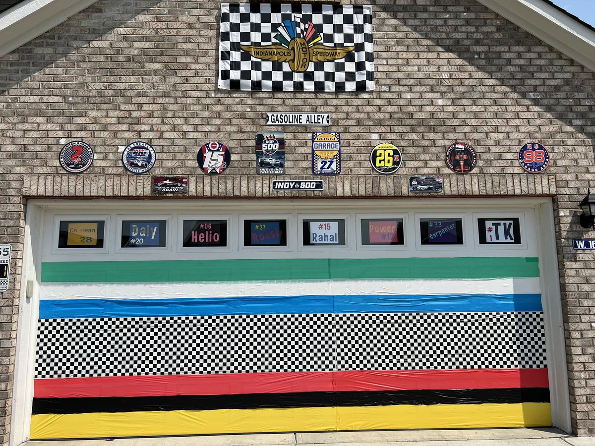 zonderclassnews's tweet photo. Even with the wind, we finished our #SpectacleofHomes decorations this morning! We have some cars painted with their #Indy500 liveries, & have signs with names of all 33 @IndyCar drivers in our windows! #ThisIsMay @IMS ❤️🏁🏎 https://t.co/z0gV2O57H5