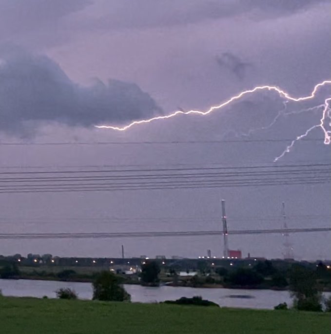 TVHalle's tweet photo. ⛈ Geblitzdingst über dem Hufi ☔️ #halle #hallesaale #gewitter #blitzunddonner https://t.co/3uCxfDDich