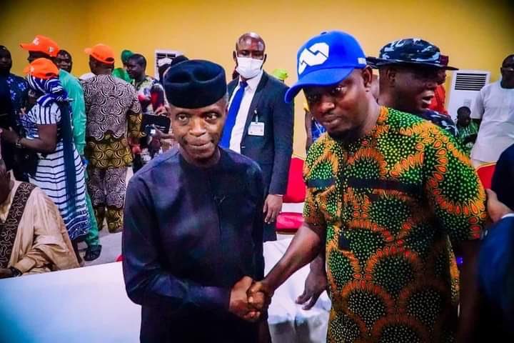 VanguardBat's tweet photo. Osun people have no time for hypocrisy.
Osun delegates wore Jagaban caps to welcome Osinbajo.
#EShock!!!!!
🤣🤣🤣 https://t.co/wwWqV7NCCj