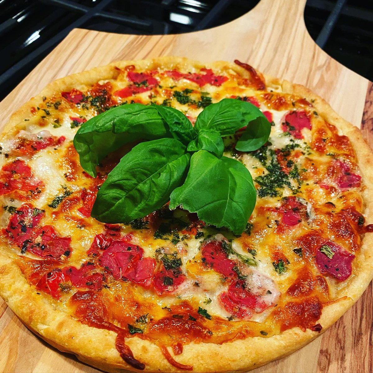 VicoloPizza's tweet photo. Kenny captured this great photo of our quattro formaggi (four cheeses) corn meal crust pizza topped with fresh basil 🍕🌱

#repost 📸 @veg_envy⁠
. . . . 

Why guild the lily? @vicolo.pizza is damn good!!

#vicolo #vicolopizza #pizza #vicolocornmealcrust #myvicolopizza https://t.co/uCEDzhX8Xv